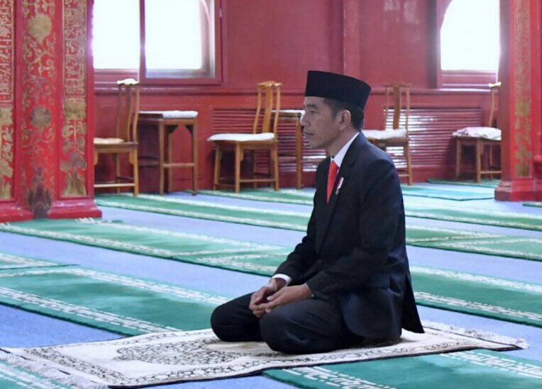 Foto: Biro Pers Setpres Presiden Jokowi menunaikan ibadah Shalat Tahiyatul Masjid