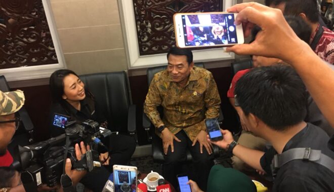 Momen Prabowo-Gibran Sibuk Ngobrol dengan Ketum Projo