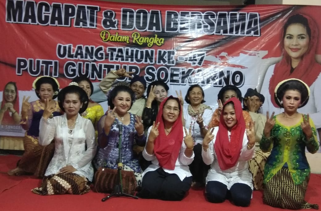 Relawan Kediri Merayakan Ultah Mbak Puti dengan Mocopatan
