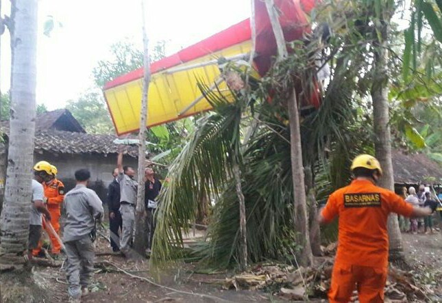Pesawat Ultralight yang Jatuh Berhasil Dievakuasi