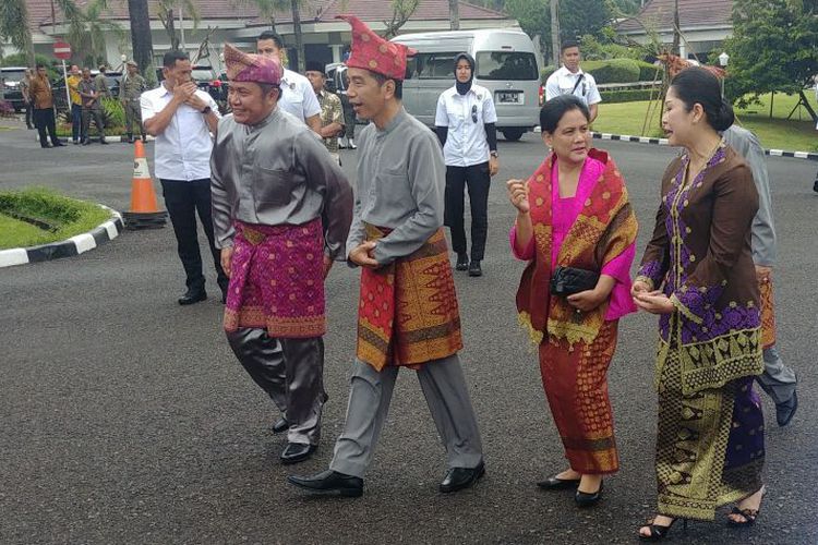 Jokowi-Iriana Menerima Gelar Raja dan Ratu dari Masyarakat Adat Komering