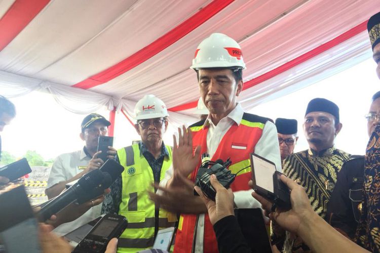 Presiden Jokowi Resmikan Pembangunan Jalan Tol Pertama di Aceh