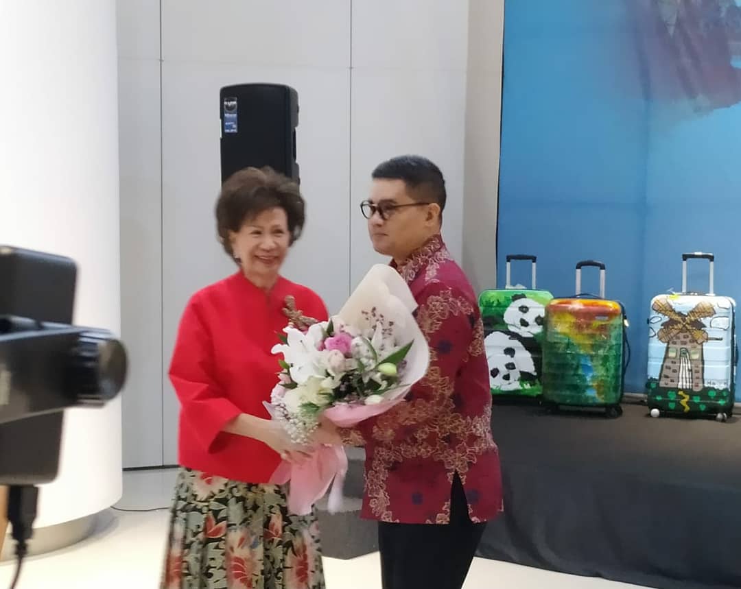 Foto: Rina Ciputra Menyerahkan Karangan Bungan Kepada Ananda Sukarlan Usai Konsernya