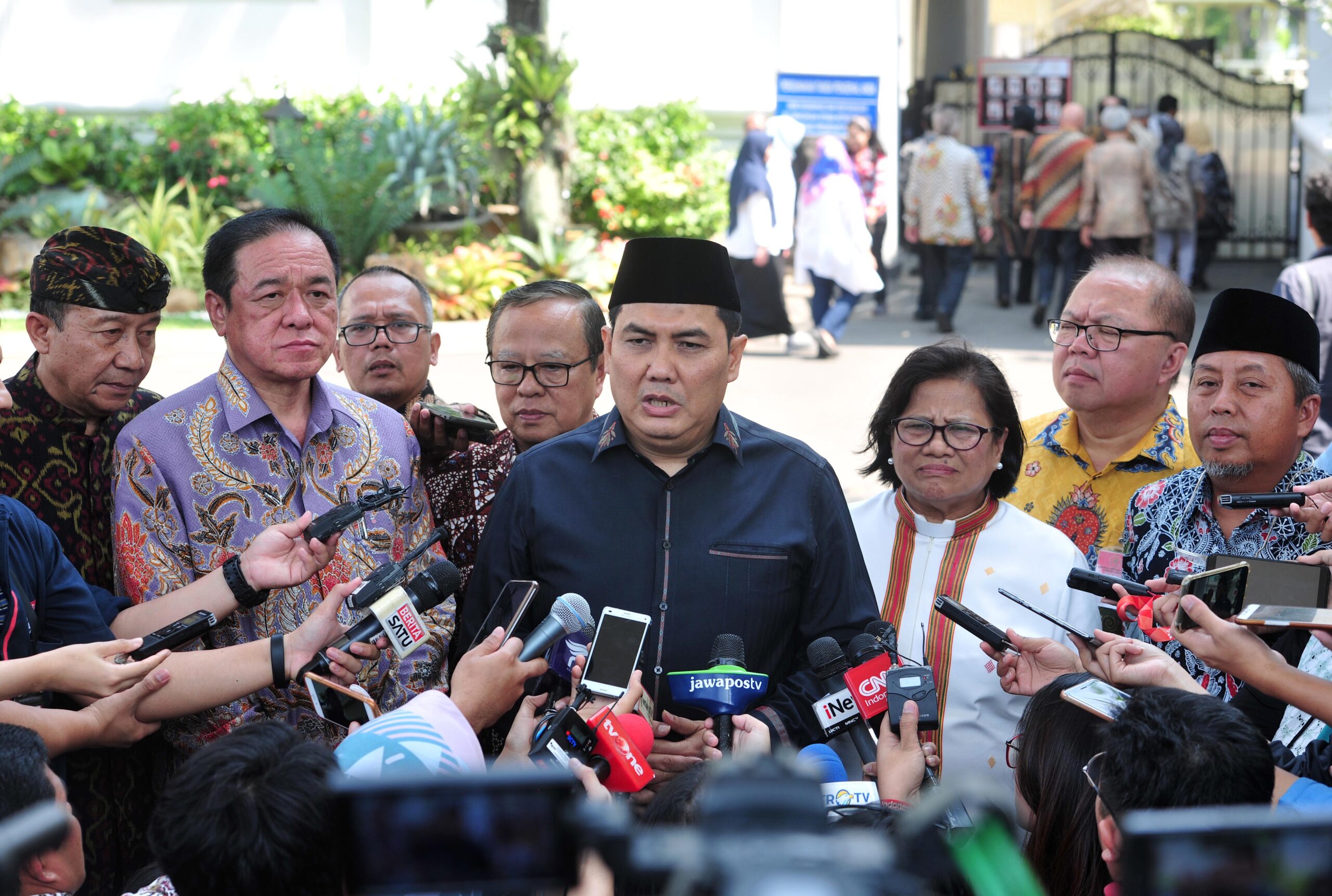 Sekjen PBNU Helmi Fasihal Zaini didampingi sejumlah tokoh lintas agama menyampaikan keterangan pers usai diterima Presiden Jokowi, di Istana Merdeka, Jakarta, Kamis (26/9/2019) siang. (Foto: Setkab RI)