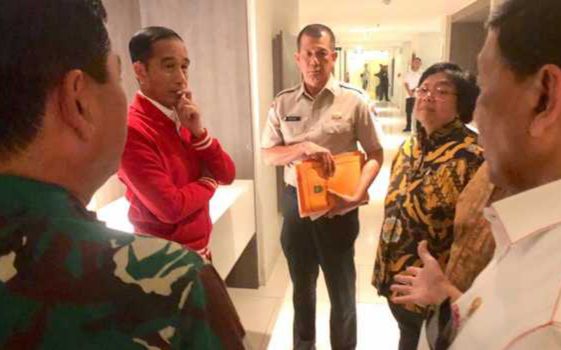 Presiden Jokowi bersama sejumlah menteri dan Panglima TNI, Marsekal Hadi Tjahjanto, di Pekanbaru, Riau pada Senin 16 September 2019 malam. (Foto: Antara)