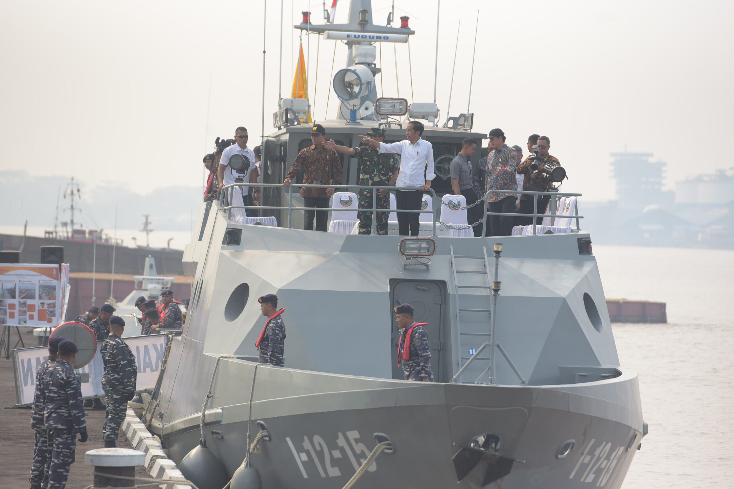 Presiden Jokowi naik Kapal Patroli Lemukutan meninjau Waterfron City Sungai Kapuas, di Pontianak, Kalbar, Kamis (5/9/2019) siang. (Foto: Rahmat/Humas Setkab RI)