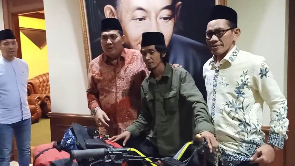 Hakam Mabruri diapit Sekjen PBNU H Helmy Faishal Zaini dan Ketua PBNU Robikin Emhas (Foto: NU Online)