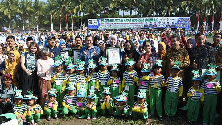 Bupati Jember Faida (tengah), didampingi Ketua Komnas HAM Ahmad Taufan Damanik (ketujuh kanan), berfoto bersama siswa Taman Kanak-kanak (TK) usai melakukan tarian Bajul Ijo dalam Festival HAM 2019 di Alun-alun Jember, Jawa Timur, Selasa, 19 November 2019. Sebanyak 5.273 anak TK Se-Kab Jember menari kolosal untuk memecahkan Rekor Muri sekaligus memeriahkan pembukaan Festival HAM ke-6 tahun 2019. (Foto: Tempo)