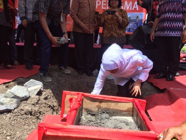 Gubernur Jawa Timur dalam peresmpian peletakan batu pertama Museum HAM Munir Minggu (8/12/2019). (Foto: Tugumalang.id)
