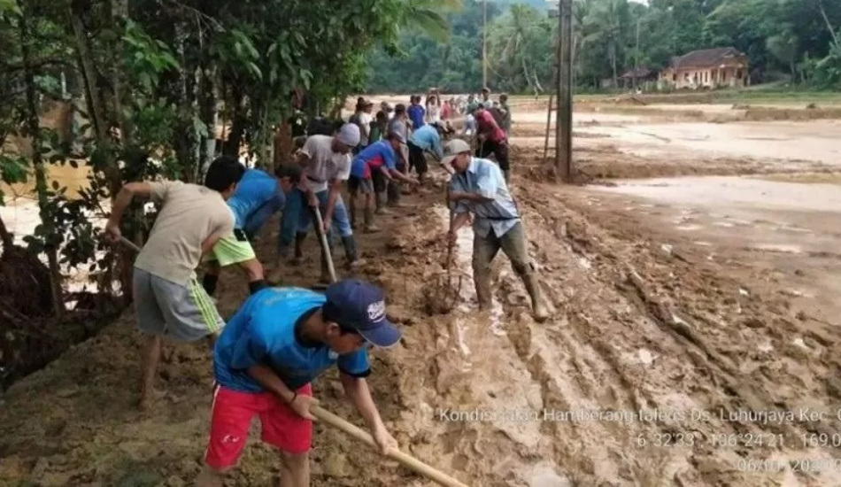 Masyarakat Kecamatan Cipanas, Kabupaten Lebak, Banten Bergotong Royong Membangun Jembatan Darurat Pasca Banjir. (Foto: Antara/Mansyur)