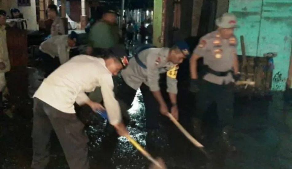 Polda Jatim Kerahkan Personel Evakuasi Korban Banjir Bandang Bondowoso