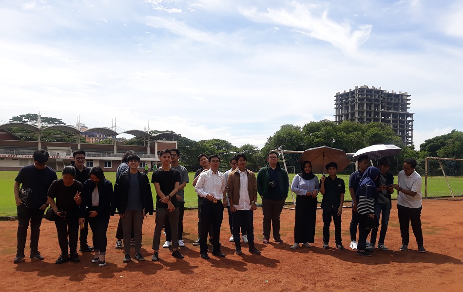 Dosen Arsitektur UPH bersama mahasiswa Arsitektur UPH dan SAPPK ITB saat melakukan workshop Drone Photogrammetry.