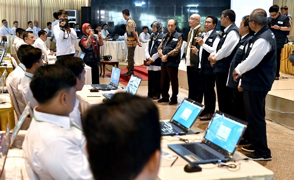 Menteri Desa, PDT dan Transmigrasi Abdul Halim Iskandar didampingi Kepala Badan Kepegawaian Negara Bima Haria Wibisana meninjau pelaksanaan Tes Kemampuan Dasar (TKD) dengan mengunakan Sistem Computer Assisted Tes (CAT) Calon Pegawai Negeri Sipil (CPNS) Kemendes PDTT di Jakarta, Rabu (26/2/2020). (Foto: Wening/Kemendes PDTT)