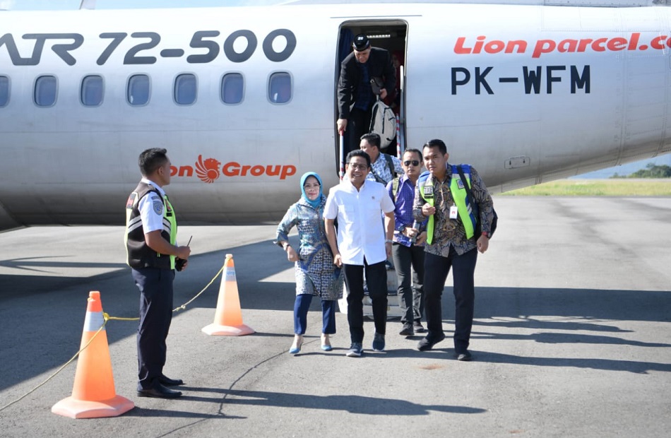 Menteri Desa, Pembangunan Daerah Tertinggal dan Transmigrasi Abdul Halim Iskandar atau yang Akrab disapa Gus Menteri Tiba di Bandara Rembele, Kabupaten Bener Meriah, Aceh pada Sabtu (14/3/2020). (Foto: Mugi/Kemendes PDTT)