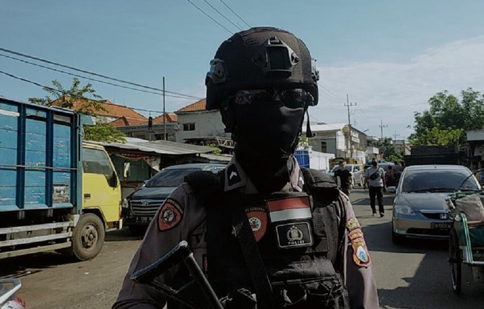 Petugas berjaga dalam penggeledahan yang dilakukan tim Densus 88 © detik.com