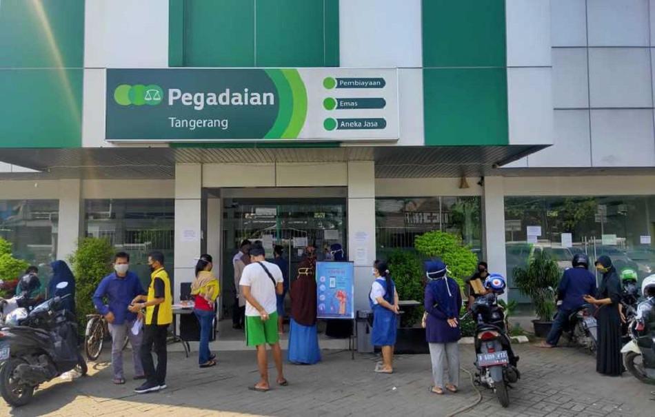 Nasabah mendatangani Pegadaian Cabang Tangerang di kawasan Pasar Lama, Kota Tangerang, Selasa (21/4/2020). © Berita Satu