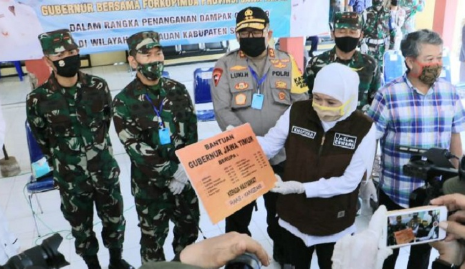Khofifah Salurkan Bantuan Sembako dan Alat Medis bagi Warga Kepulauan Madura
