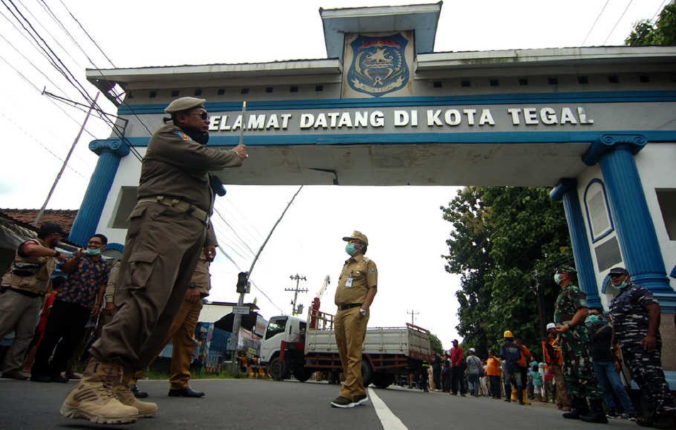 Wali Kota Tegal Dedy Yon Supriyono (kiri) meninjau pemasangan beton saat isolasi wilayah Kota Tegal, Jawa Tengah © Antara