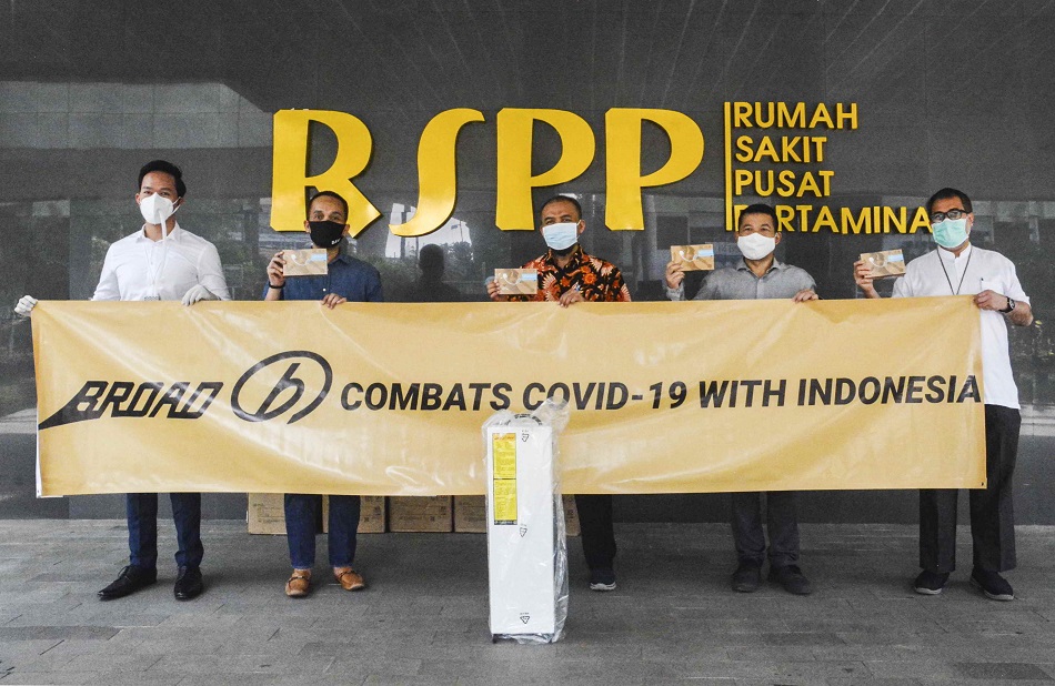  Yosef Resi Herwidi, Customer Manager PT BROAD Group Indonesia (baju putih-tengah), didampingi Moh Zulfa - General Manager PT Permata Karya Jasa (abu-abu) dan Baskara Agung Wibawa - VP. Human Resources PT Perusahaan Gas Negara (Persero) Tbk. (biru) menyerahkan donasi BROAD Group kepada RSPP diwakili oleh Wakil Direktur Medis RSPP Dr. Asep Saepul Rohmat SpPD, KGEH (tengah-batik) dan Wakil Direktur Penunjang Medis RSPP Drg. Ahmad Zulkifli, Sp.BM. © Serikat News