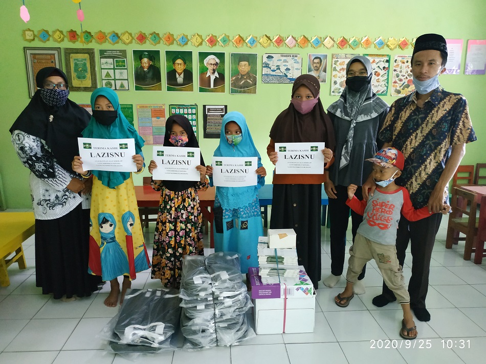 Pentasyarufan dilakukan secara simbolis oleh LAZISNU DIY kepada 3 anak yatim © Ahmad Baily/Serikat News