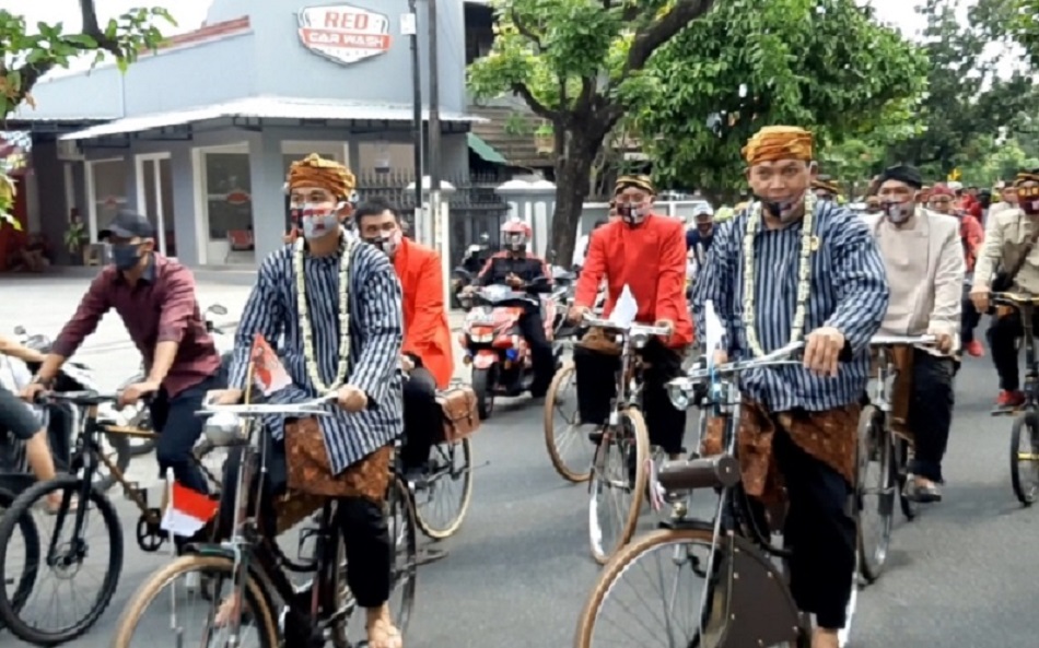 Gibran dan Teguh gowes sepeda ke Kantor KPU Solo, Jumat (4/9/2020) © Solopos.com