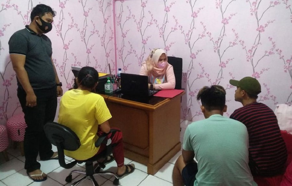 Polrestabes Palembang amankan tiga muda-mudi yang tengah mengonsumsi pil ekstasi © FIXPALEMBANG