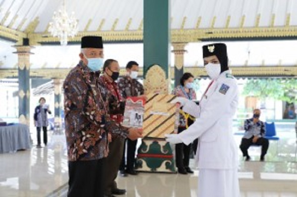 Bupati Sleman Serahkan Beasiswa dan Piagam kepada Delapan Petugas Paskibraka Tahun 2020 © Pemkab Sleman