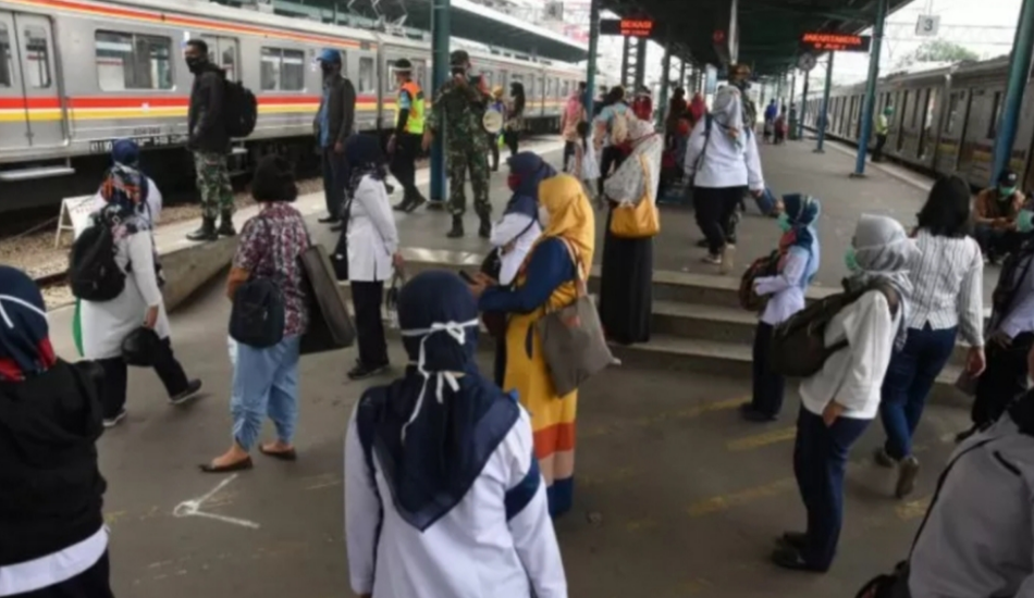 Masyarakat Kembali Naik KRL Usai Liburan Panjang