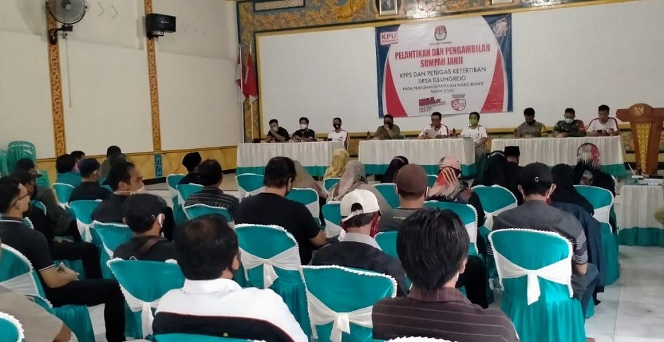 Panitia Pemungutan Suara Desa Tulungrejo, Kecamatan Glenmore, Kabupaten Banyuwangi melantik 46 ketua Kelompok Penyelenggara Pemungutan Suara (KPPS). (Foto: Iqbal Bakhtiar/Serikat News)