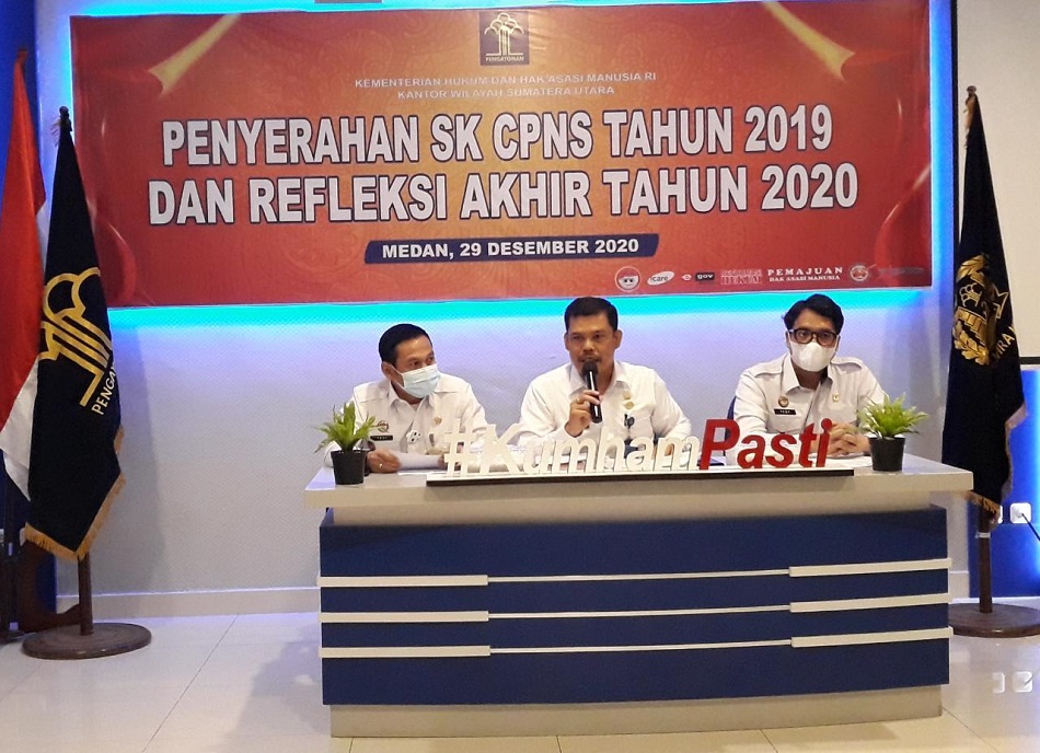 Plt Kakanim Kelas I Khusus Medan, Saroha Manullang, didampingi Kabid Doklan, Tedy Riyandi, Kabid TPI, Tedi Hartadi W menggelar refleksi akhir tahun 2020 Kanim Kelas I Khusus Medan. (Foto: sumut.siberindo.co)
