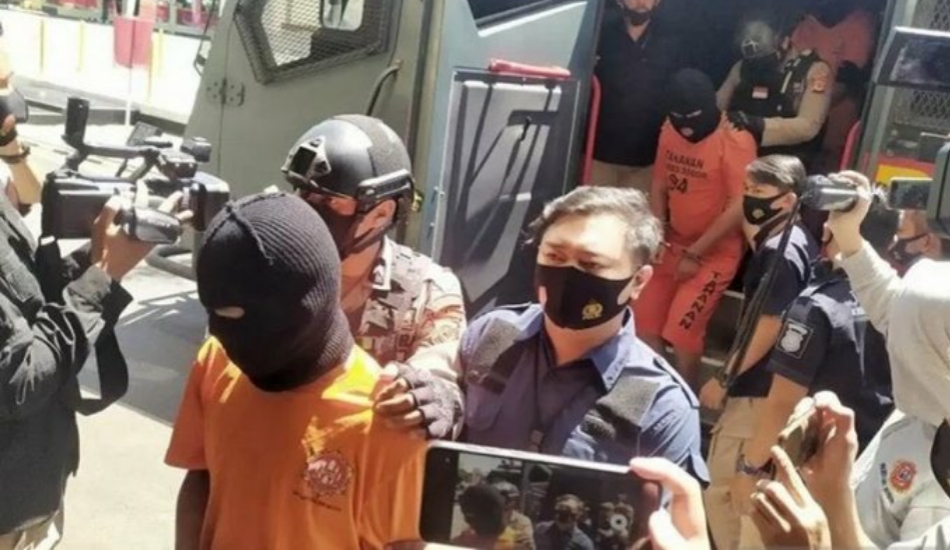 Polisi Mengamankan 10 Orang Tersangka Pelemparan Bom Molotof ke Markas PDIP