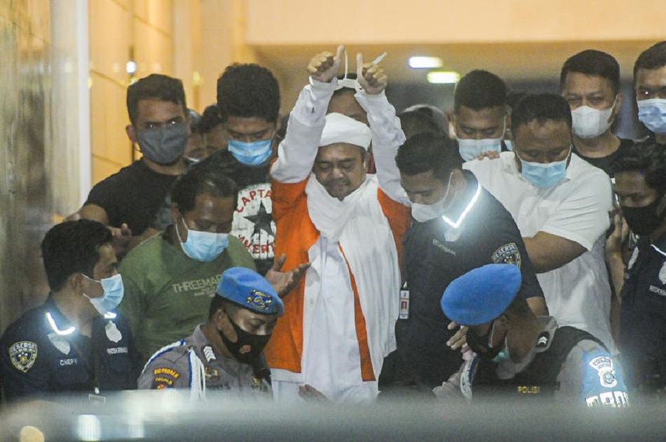 Habib Rizieq Shihab memakai baju tahanan usai menjalani pemeriksaan di Mapolda Metro Jaya, Jakarta, Minggu (13/12/2020). (Foto: Republika)