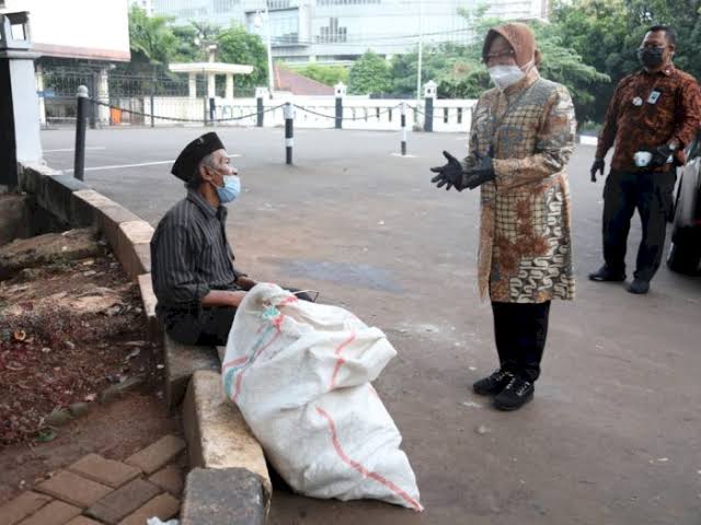 Bongkar Blusukan Tri Rismaharini, Benarkah Pendekatanya Hanya Pengemis