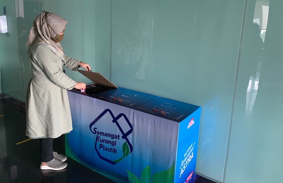 Instalasi Kotak Semangat Astra tersebar di Astra dan Grup Astra guna menampung sampah plastik yang telah dipilah sekaligus menjadi ajakan untuk mengurangi limbah plastik yang dihasilkan. (Foto: Astra)