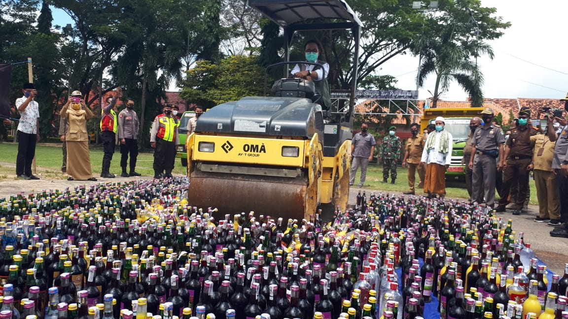 Bupati Pamekasan Musnahkan 2.670 Botol Miras