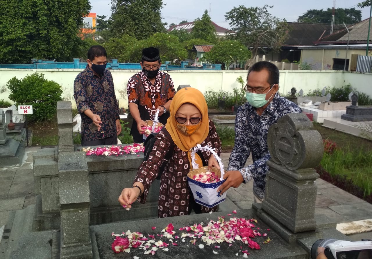 Hudono dan Sri Surya Widati menabur bunga di pusara Ki Hadjar Dewatara dan Nyi Hadjar Dewantara. (Foto: PWI DIY)