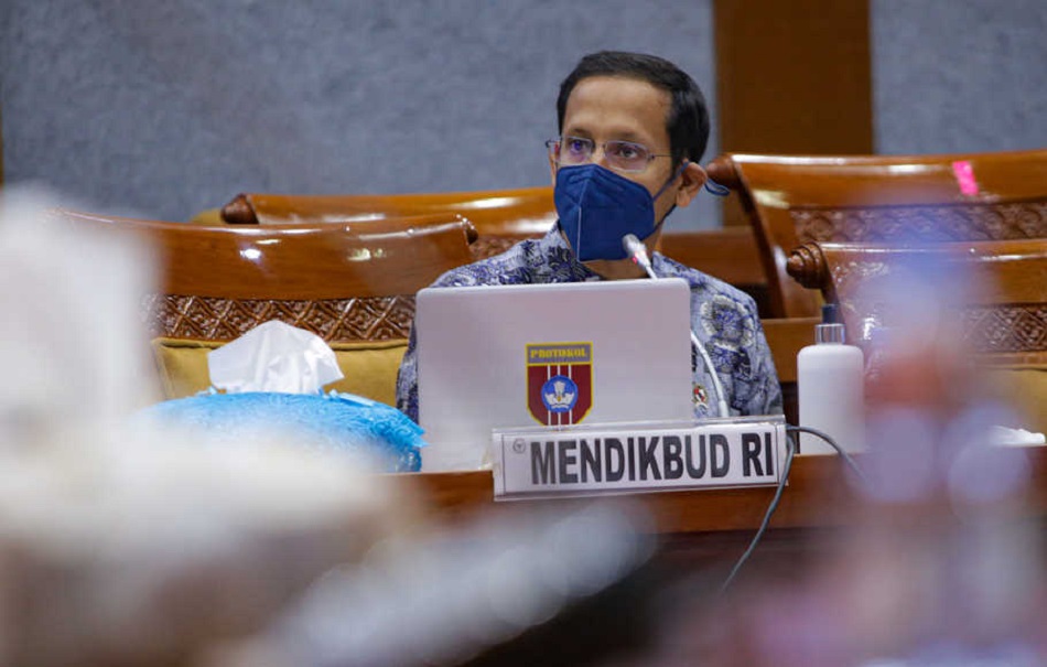 Mendikbud Nadiem Anwar Makarim saat mengikuti rapat kerja dengan Komisi X DPR di kompleks parlemen, Jakarta, Rabu, 10 Maret 2021. (Foto: BeritaSatu)