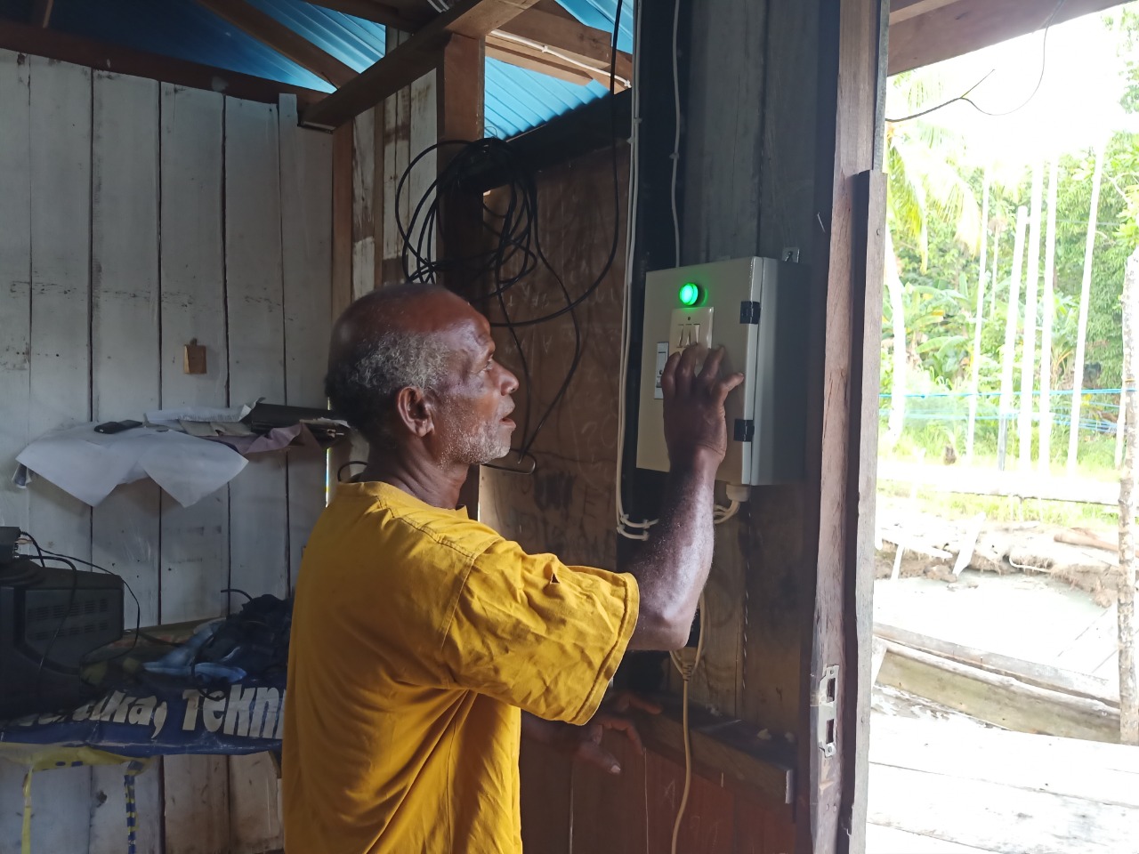 PLN Salurkan Baterai dan Stasiun Pengisian Listrik, Terangi 11 Kampung di Kepulauan Yapen Papua