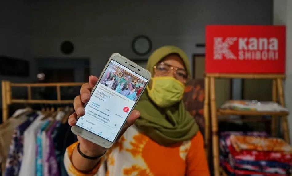 Pelaku Usaha Mikro, Kecil, dan Menengah (UMKM) di Yogyakarta Tutty Fetrianingsih menunjukan kerajinan produksinya yang dipasarkan melalui online marketplace, di galeri Kana Shibori, Yogyakarta (Foto: Antara)