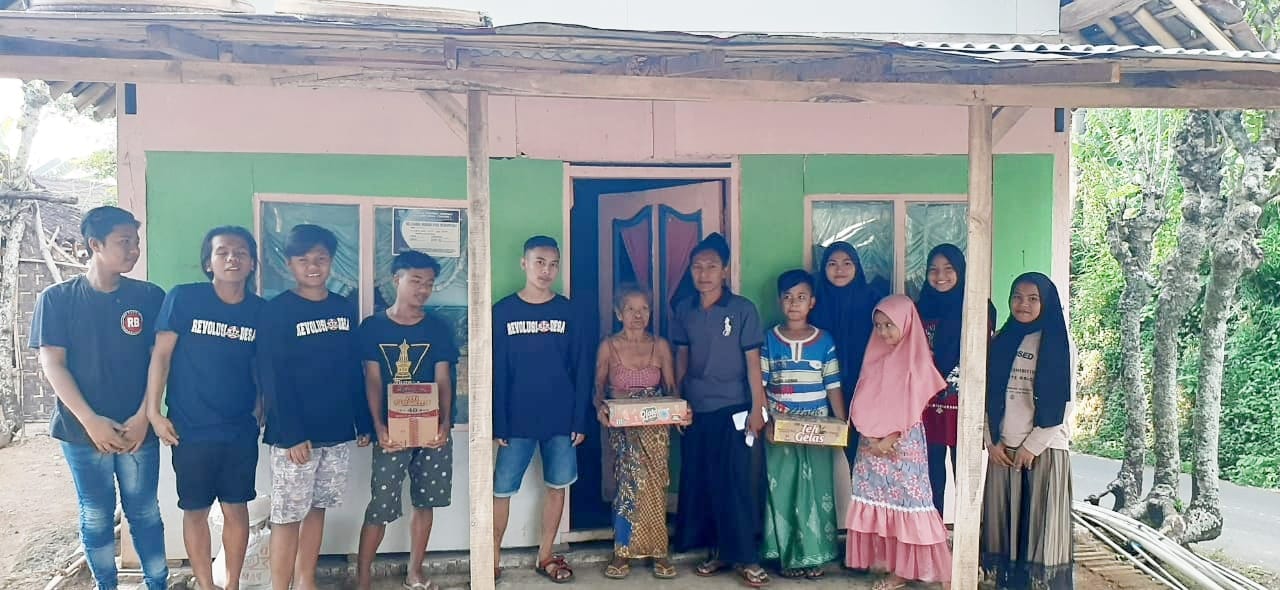 Pemuda Lacor Family Brabe Salurkan Zakat Fitrah kepada Janda Lansia