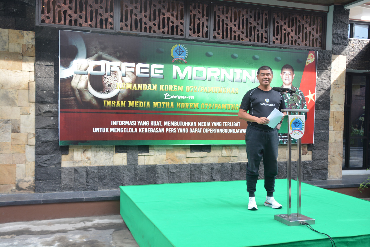 Danrem 072/Pamungkas Brigjen Ibnu Bintang Setiawan SIP MM menyampaikan kata sambutan di hadapan insan media dari Jakarta dan DIY (Foto: Serikat News)
