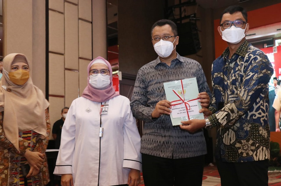 Penyerahan 414 sertifikat tersebut dilakukan oleh Gubernur NTB Zulkieflimansyah kepada Wadirut PLN Darmawan Prasodj (Foto: PLN/Serikat News)