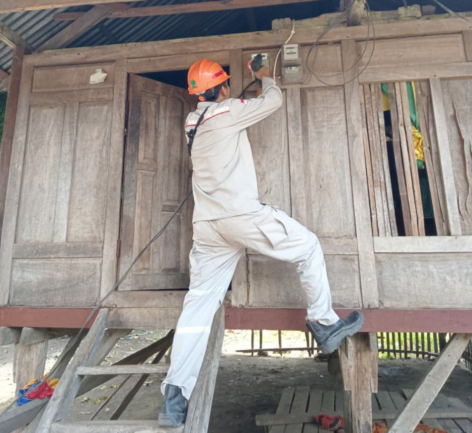 Kucurkan Rp6,68 Miliar, PLN Terangi 347 Warga Desa Kawinda Toi