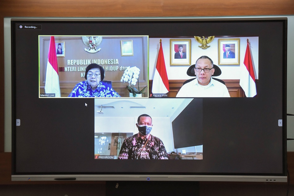 Menteri LHK Siti Nurbaya dan Kepala BRIN Laksana Tri Handoko memberikan keterangan pers, usai mengikuti Rapat Terbatas, Rabu (28/07/2021). (Foto: Humas Setkab RI)