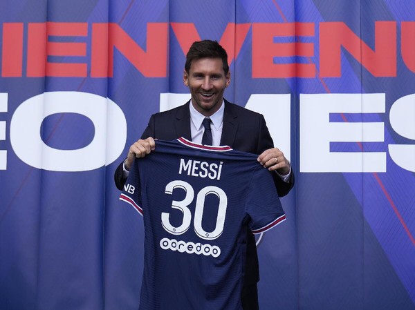 Lionel Messi dengan nomor punggung 30 bersama PSG (Foto: AP)