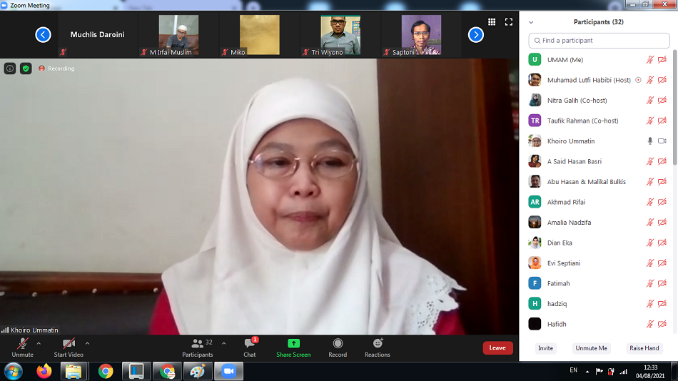 Khoiro Ummatin saat menyampaikan materi pada Workshop Nasional bertajuk Peningkatan Kuantitas dan Kualitas Pengabdian Masyarakat: Islam Rahmatan Lil Alamin. (Foto: Serikat News)