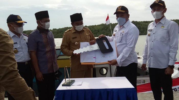 Bupati Sampang Hibahkan Speed Boat kepada Bumdes Maparan Sreseh