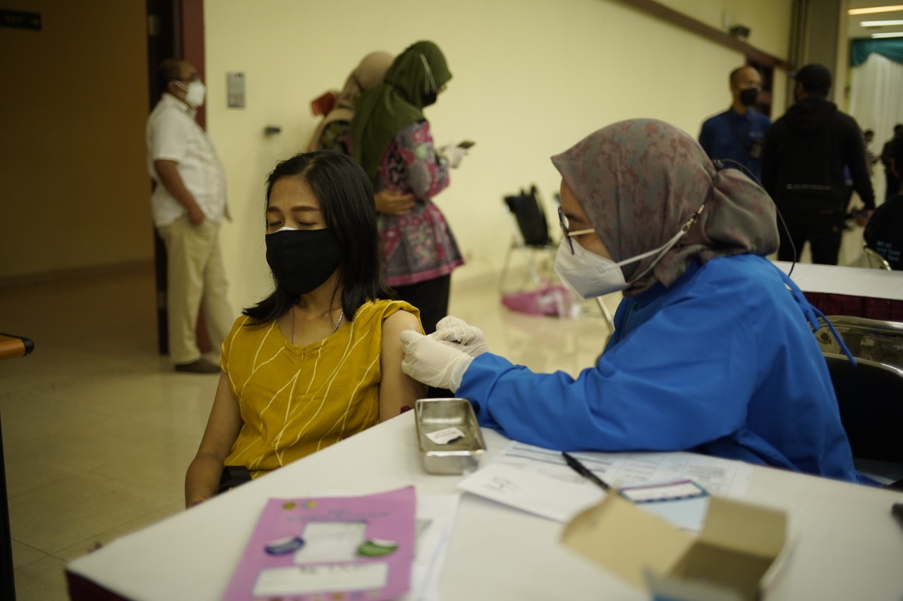 Ibu hamil menerima vaksinasi di Grha Sabha Pramana, Kamis 19 Agustus 2021. (Foto: UGM)