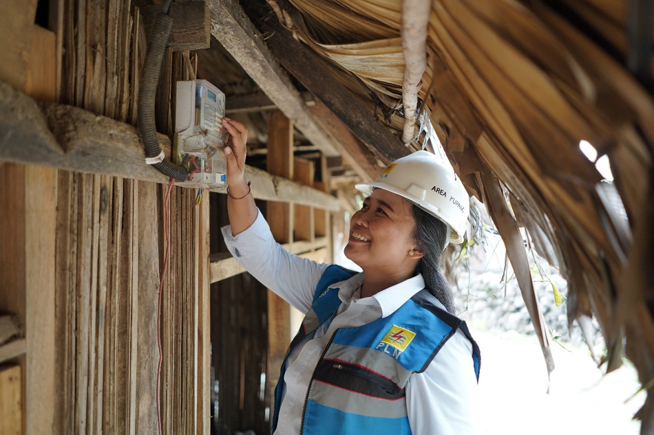Warga Pulau Raijua, Kabupaten Sabu Raijua, Provinsi Nusa Tenggara Timur (NTT) kini bisa menikmati listrik 24 jam. (Foto: PLN/Serikat News)