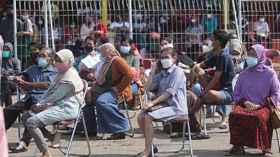 Warga antre mendapatkan suntikan vaksin COVID-19 di Stadion Canda Bhirawa, Kediri, Jawa Timur, Sabtu, 26 Juni 2021. (Foto: Antara)